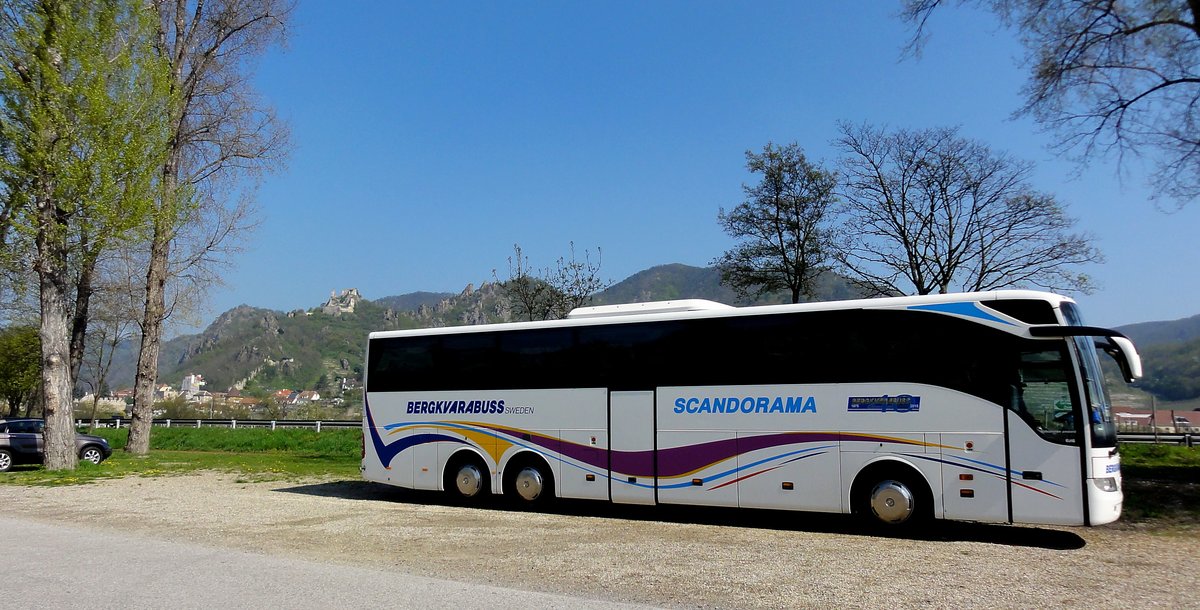 Mercedes Tourismo von Bergkvarabuss Scandorama aus Schweden in Drnstein/Wachau/Niedersterreich gesehen.