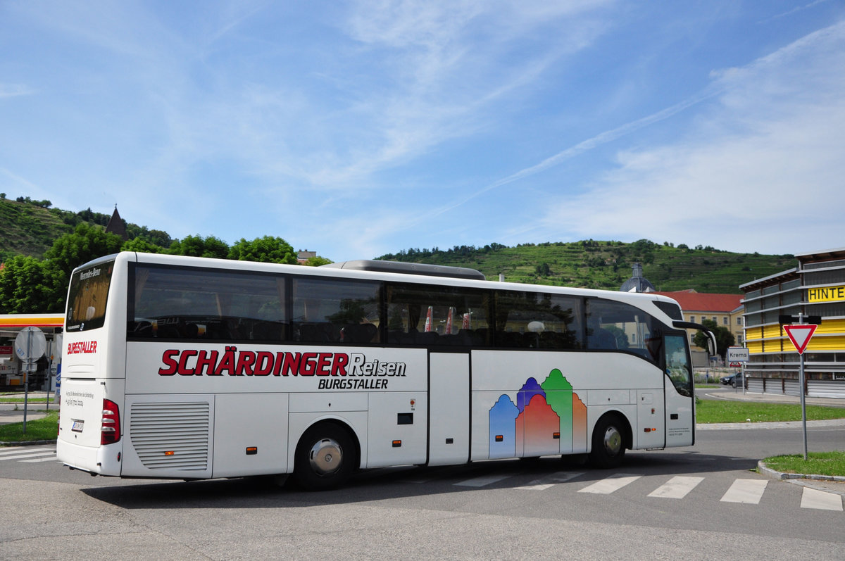 Mercedes Tourismo von Burgstaller/Schrdinger Reisen aus sterreich in Krems gesehen.