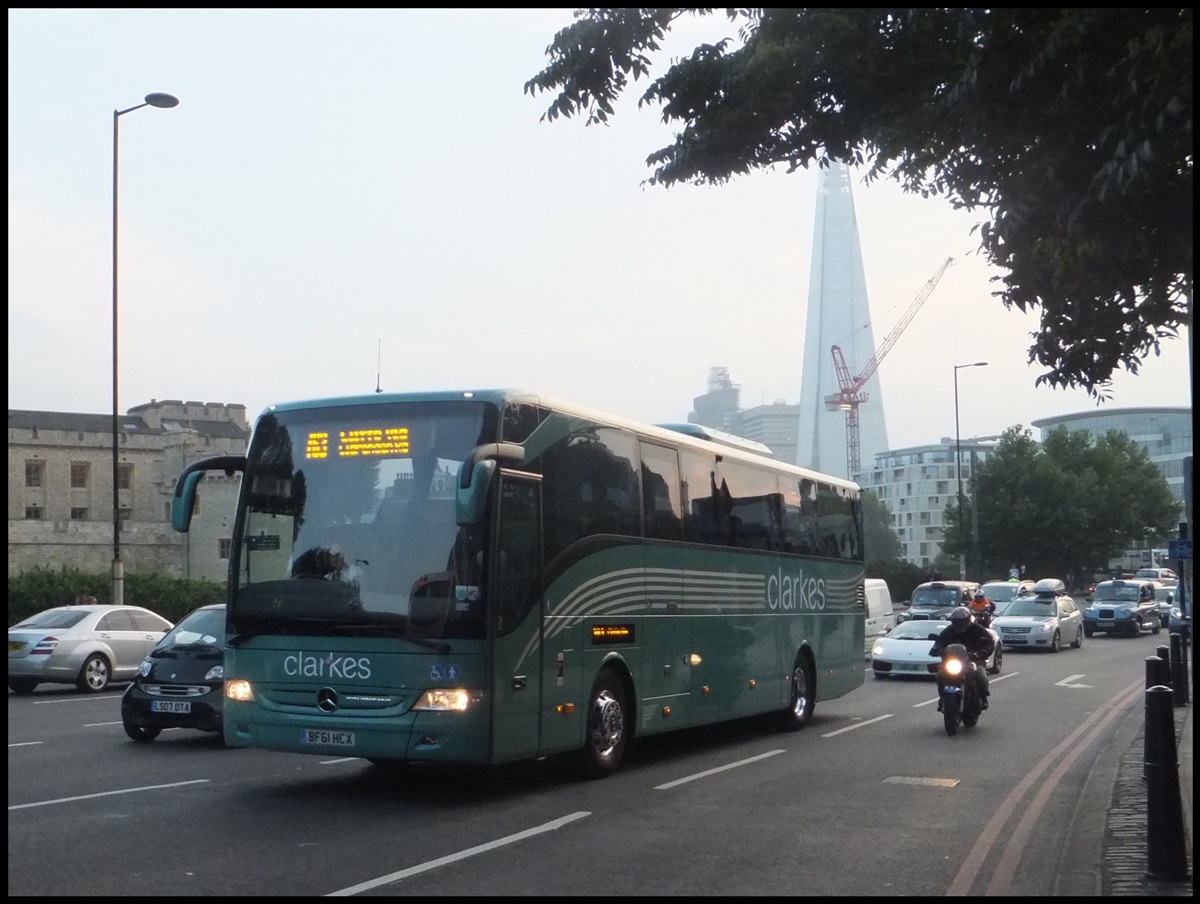 Mercedes Tourismo von Clarkes aus England in London.