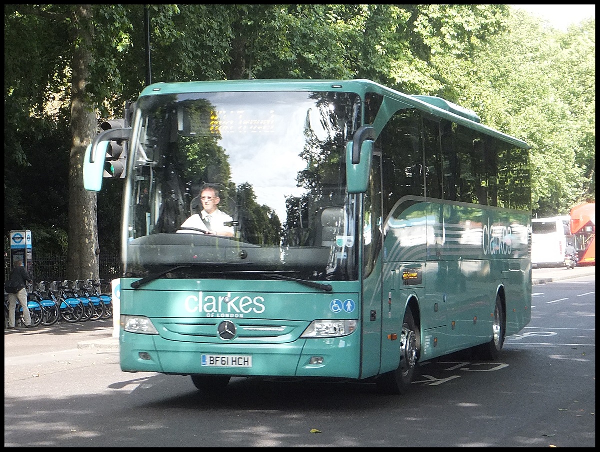 Mercedes Tourismo von Clarkes aus England in London.