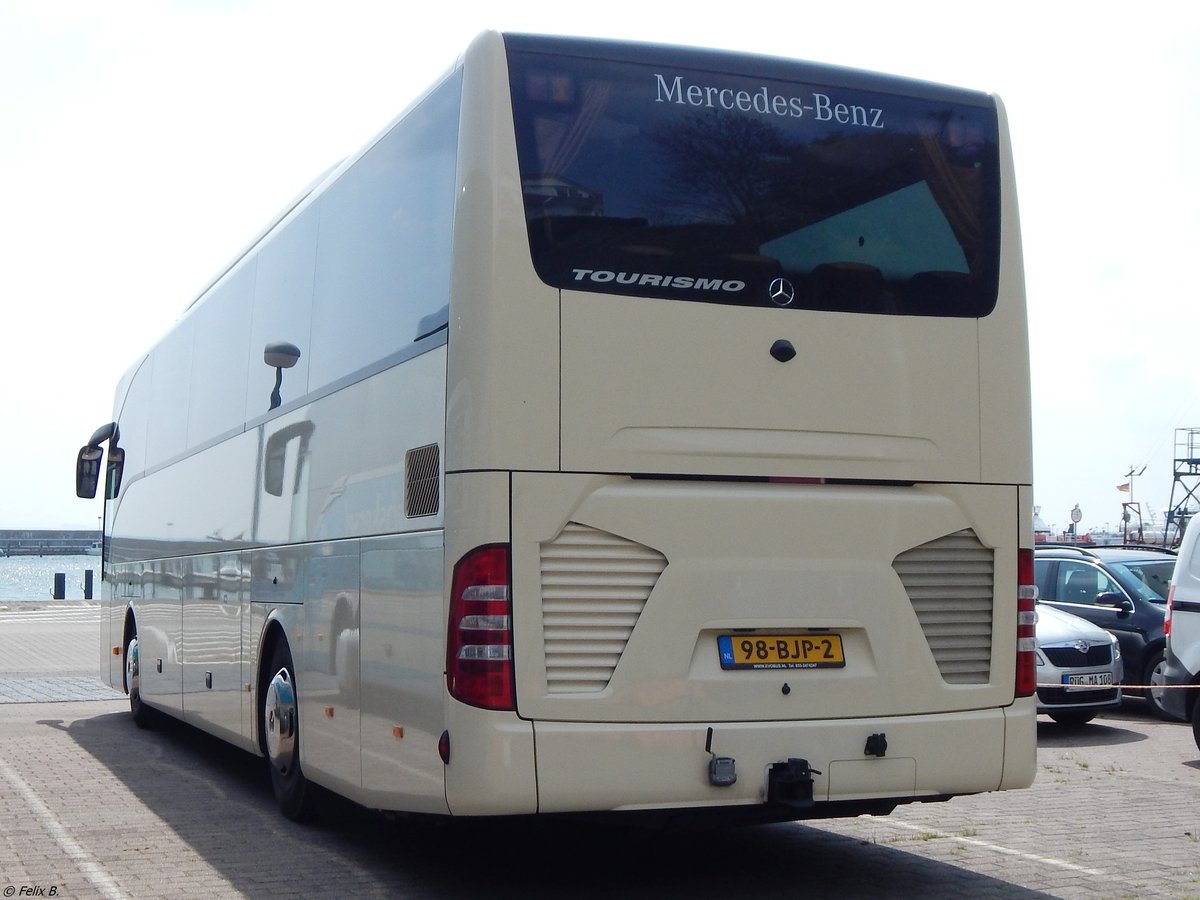 Mercedes Tourismo von Dalstra Reizen aus den Niederlanden im Stadthafen Sassnitz.