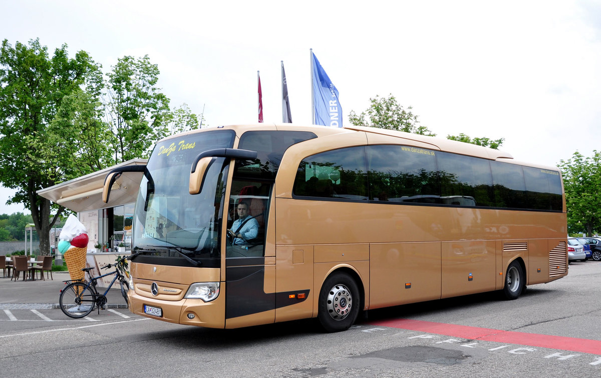 Mercedes Tourismo von Danza Trans aus der SK in Krems gesehen.