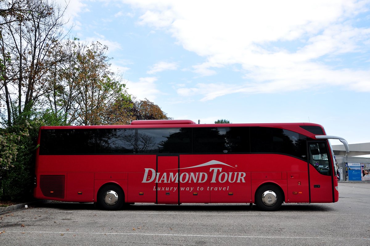 Mercedes Tourismo von Diamond Tour aus der CZ in Krems gesehen.