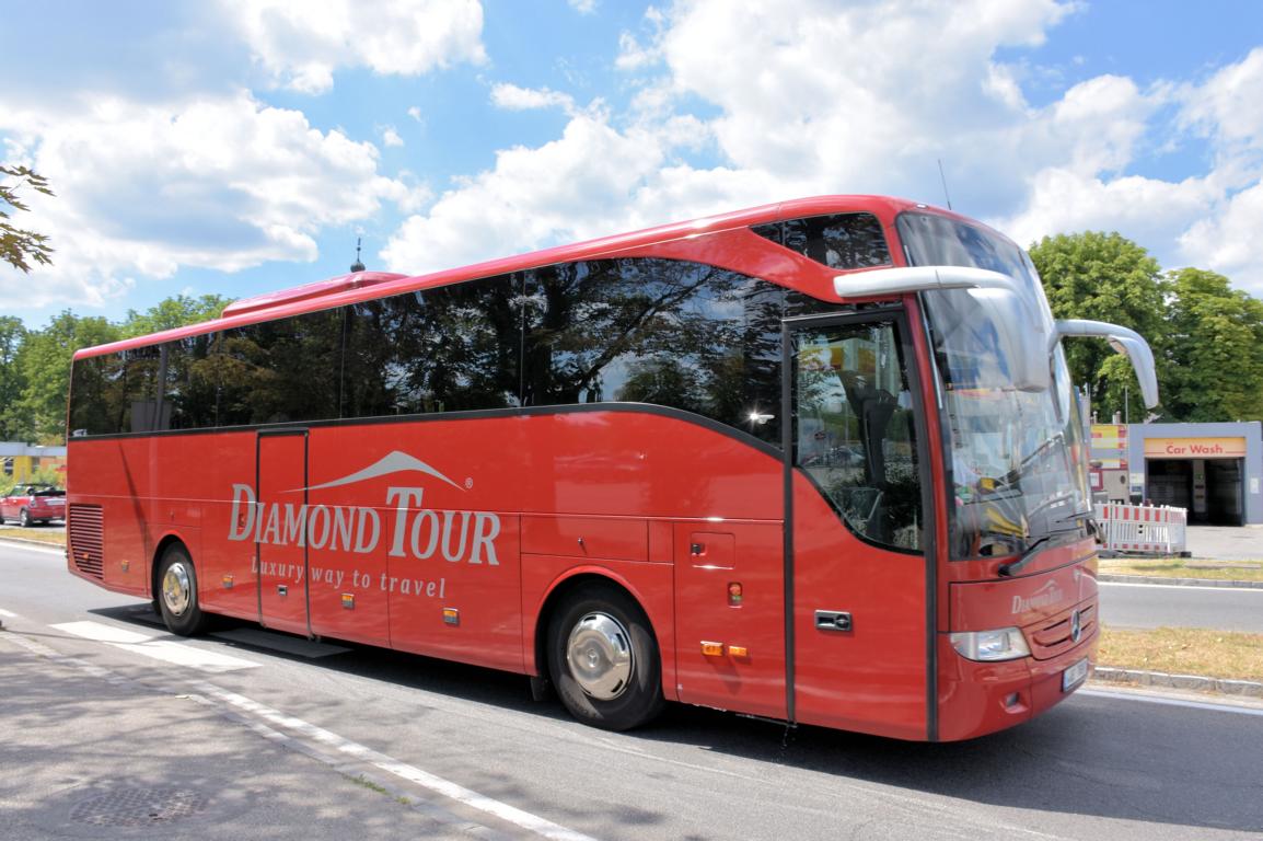 Mercedes Tourismo von Diamond Tour aus der CZ 06/2017 in Krems.