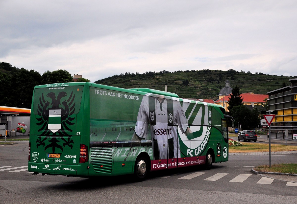 Mercedes Tourismo von Drenthe tours.nl,Mannschaftsbus des FC Groningen,im Juni 2015 in Krems unterwegs.