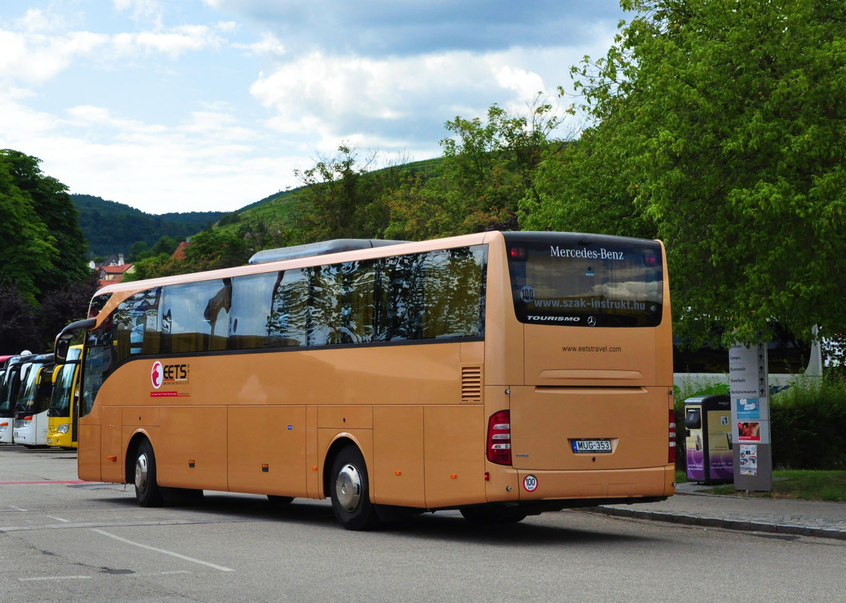 Mercedes Tourismo von EETS Reisen aus Ungarn in Krems gesehen.