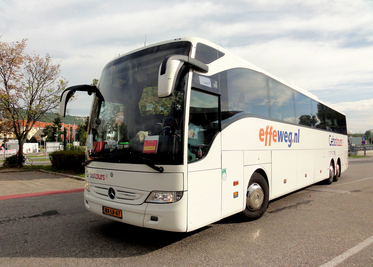 Mercedes Tourismo von effeweg.nl in Krems gesehen.