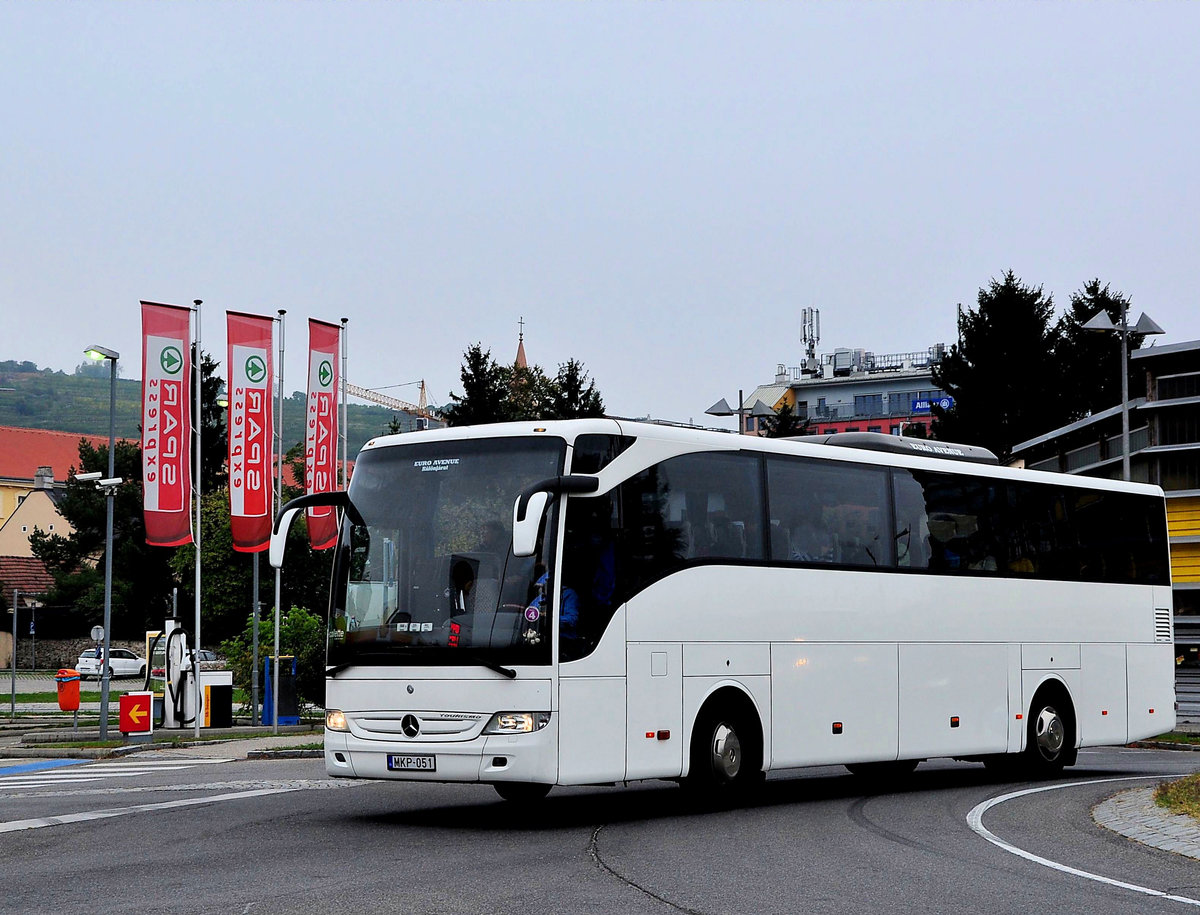 Mercedes Tourismo von Euro Avenue aus Ungarn in Krems unterwegs.