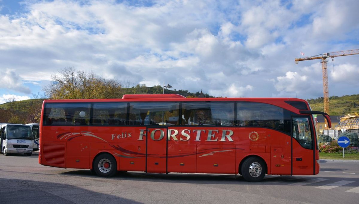 Mercedes Tourismo von Felix Forster Reisen aus der BRD 10/2017 in Krems.