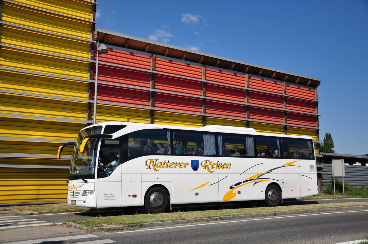 Mercedes Tourismo von Franz Mayr  Natterer Reisen  aus sterreich in Krems gesehen.