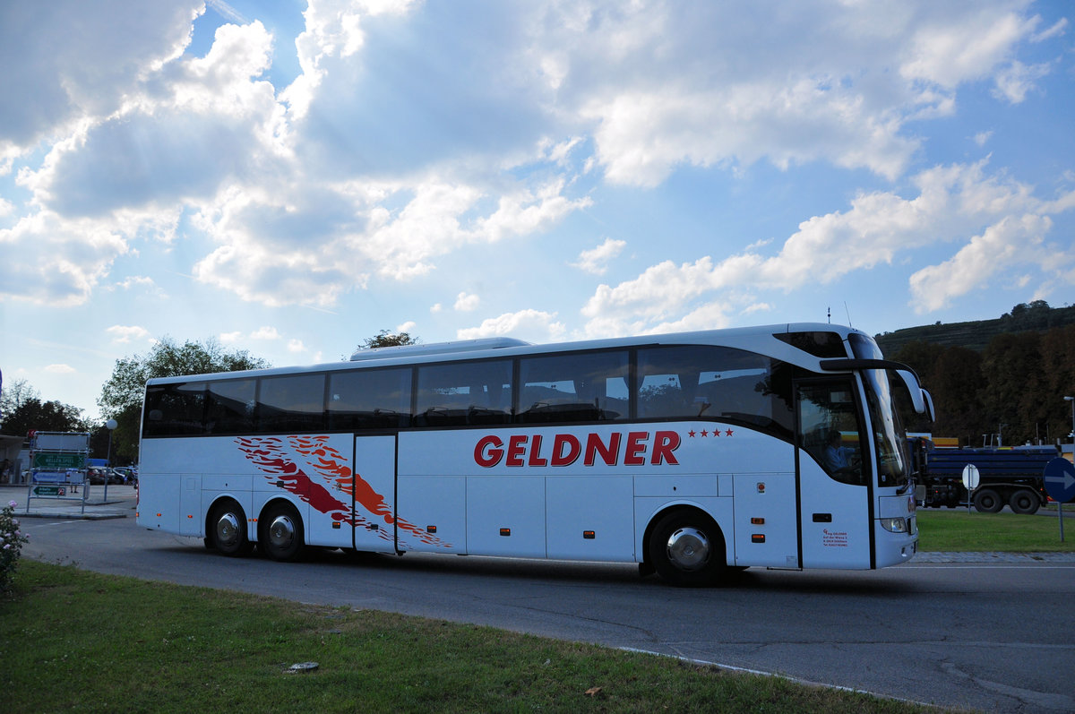 Mercedes Tourismo von GELDNER Reisen aus sterreich in Krems gesehen.