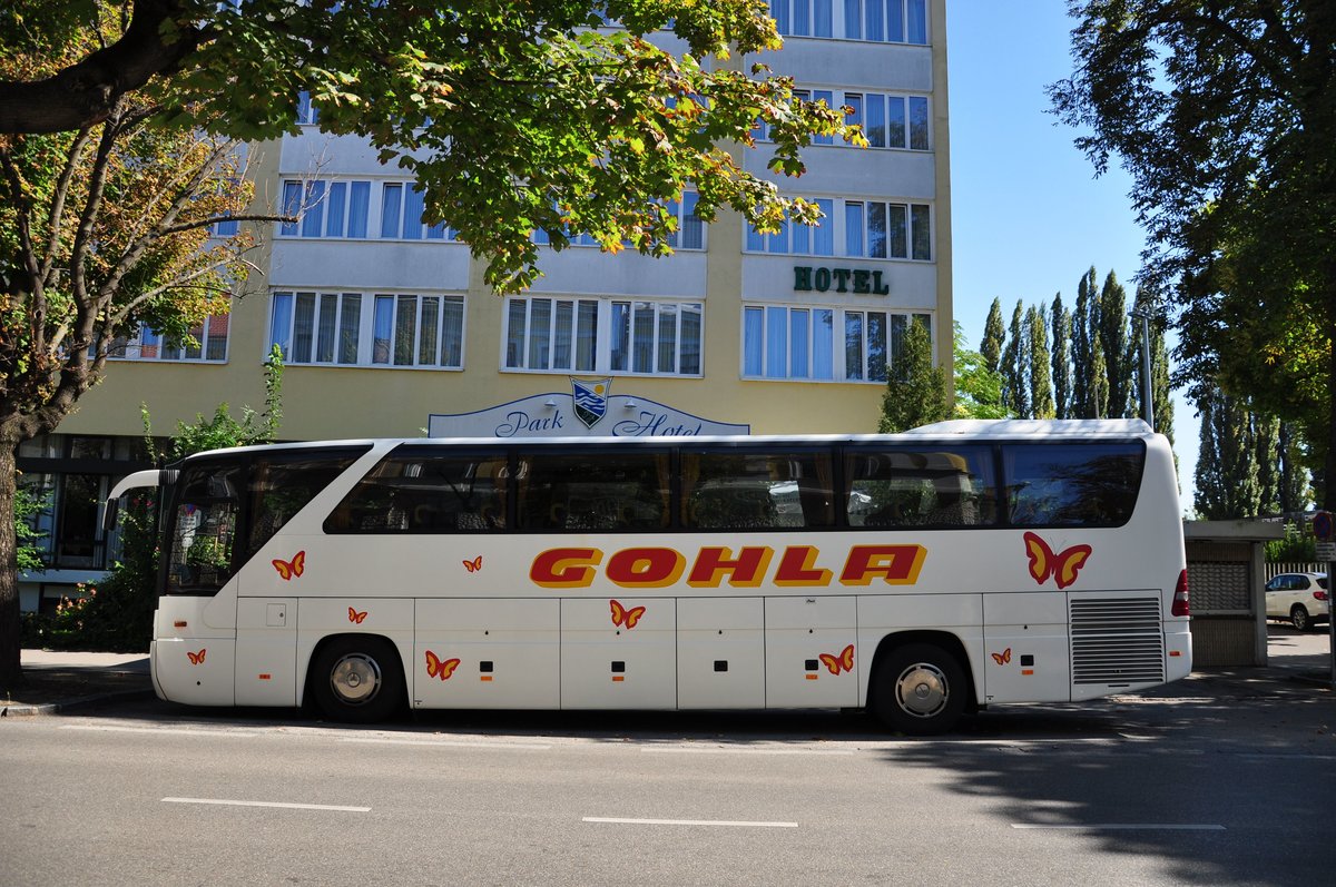 Mercedes Tourismo von GOHLA Reisen aus sterreich in Krems gesehen.