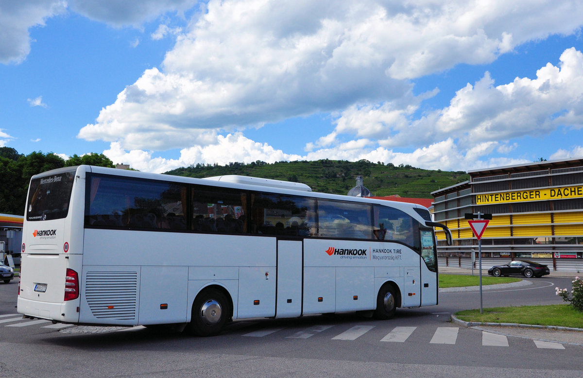 Mercedes Tourismo von Hankook aus Ungarn in Krems gesehen.