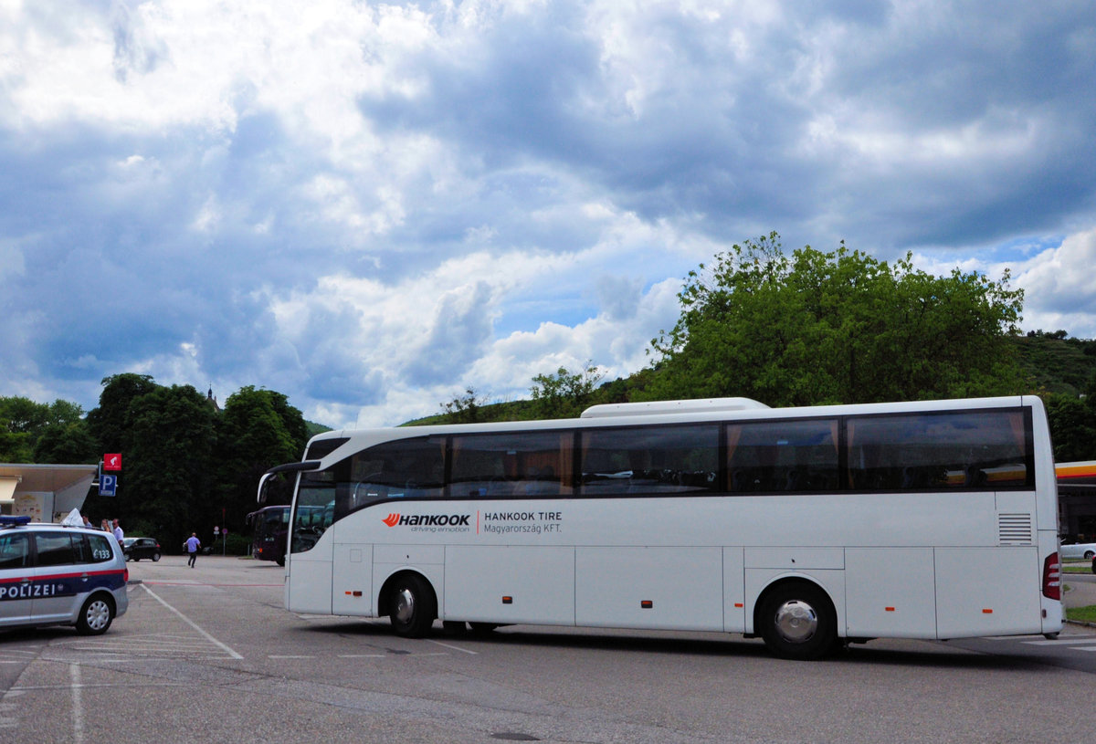 Mercedes Tourismo von Hankook Reisen aus Ungarn in Krems gesehen.