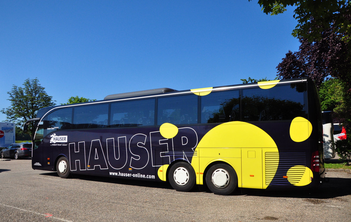 Mercedes Tourismo von Hauser Reisen aus der BRD in Krems gesehen.