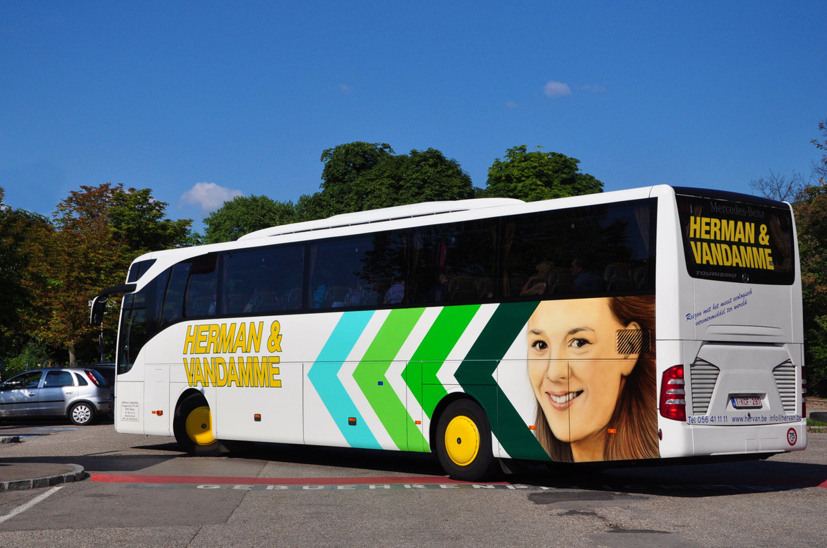 Mercedes Tourismo von Herman & Vandamme aus Belgien in Krems gesehen.