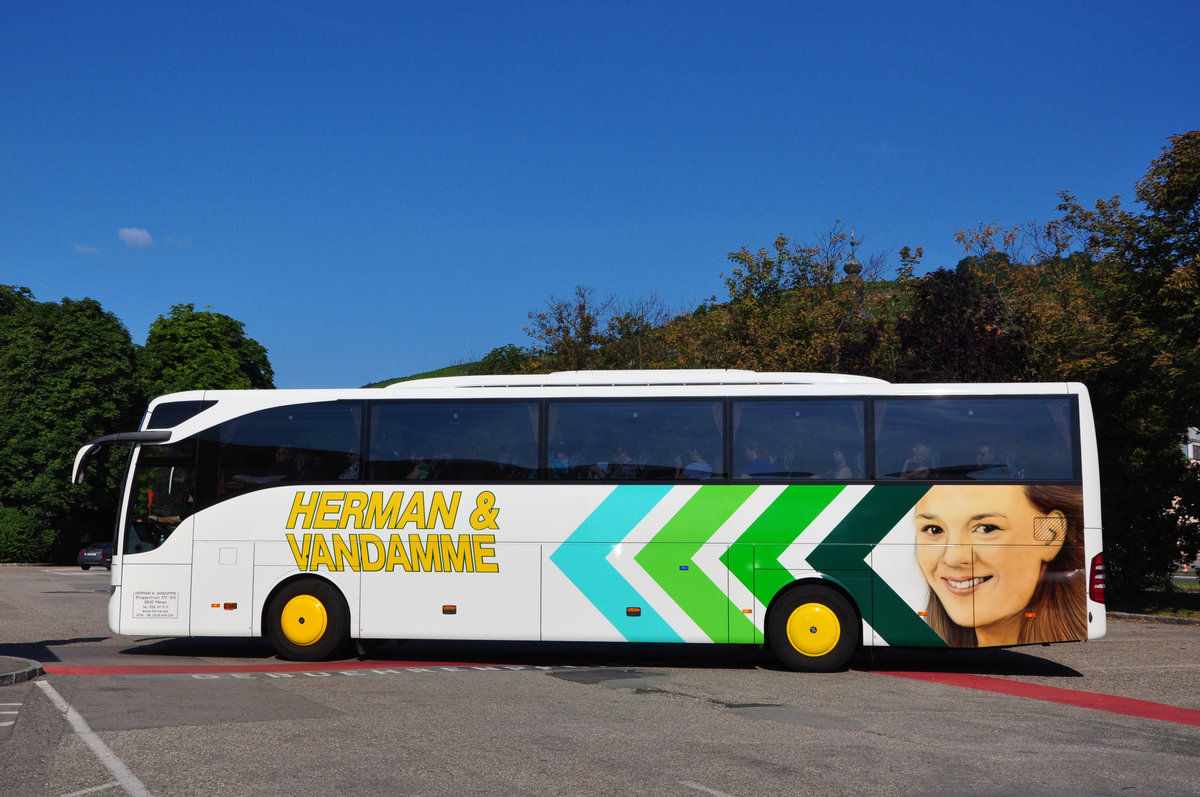 Mercedes Tourismo von Herman & Vandamme aus Belgien in Krems gesehen.