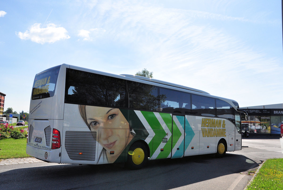 Mercedes Tourismo von Herman & Vandamme aus Belgien in Krems gesehen.