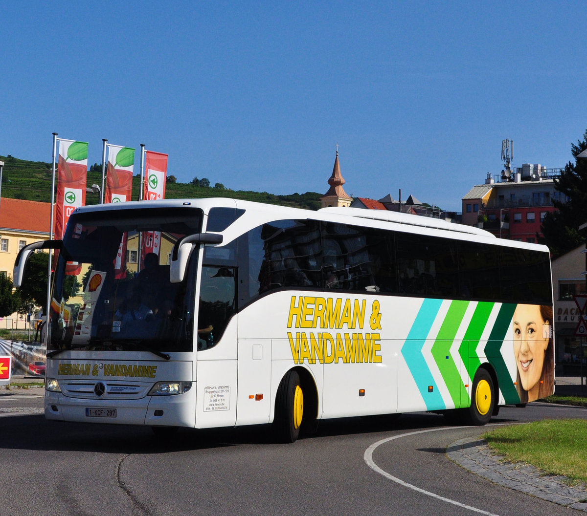 Mercedes Tourismo von Herman & Vandamme aus Belgien in Krems gesehen.