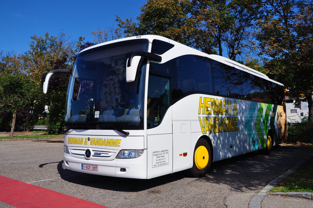 Mercedes Tourismo von Herman & Vandamme aus Belgien in Krems gesehen.