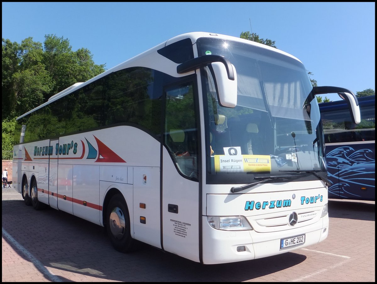 Mercedes Tourismo von Herzum Tour's aus Deutschland im Stadthafen Sassnitz.