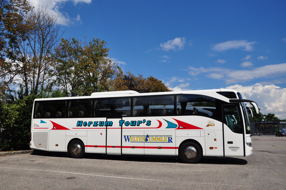 Mercedes Tourismo von Herzum Tour`s aus der BRD in Krems gesehen.