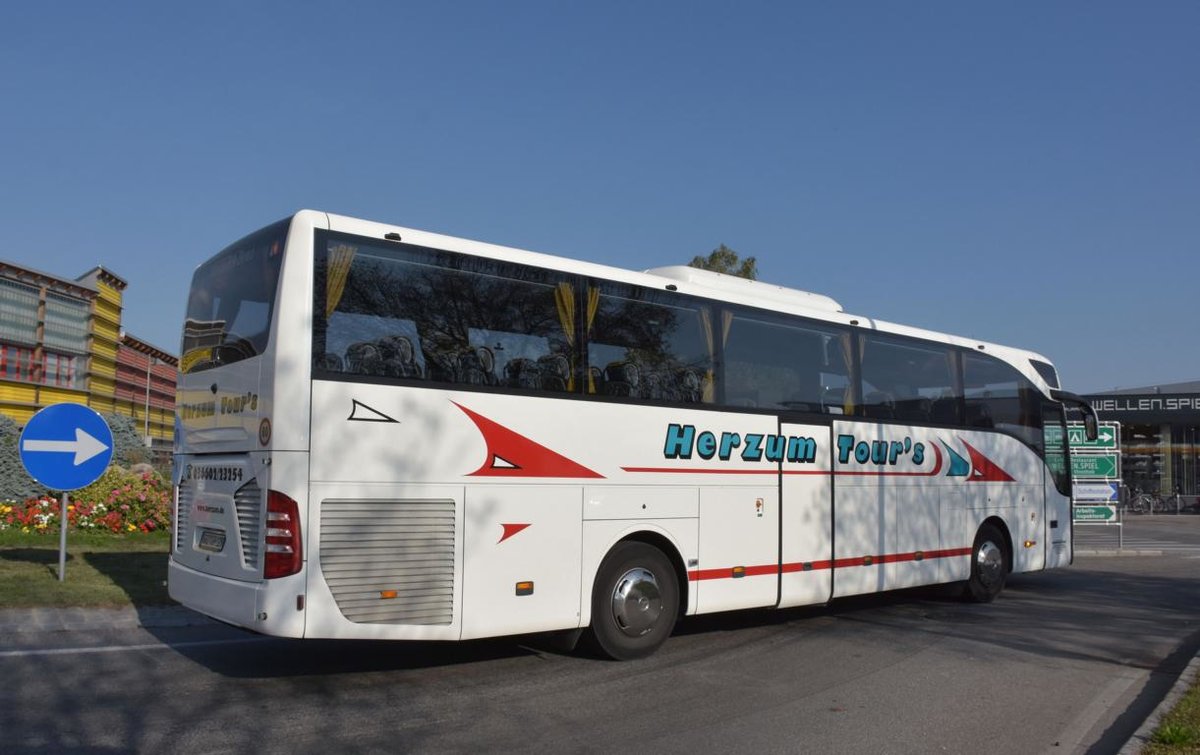 MERCEDES Tourismo von Herzum Tours aus der BRD 09/2017 in Krems.