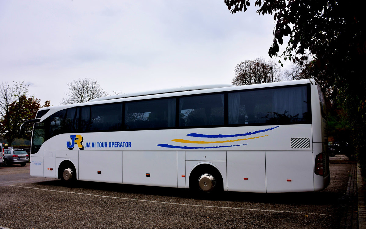 Mercedes Tourismo von JR Reisen aus Italien in Krems.