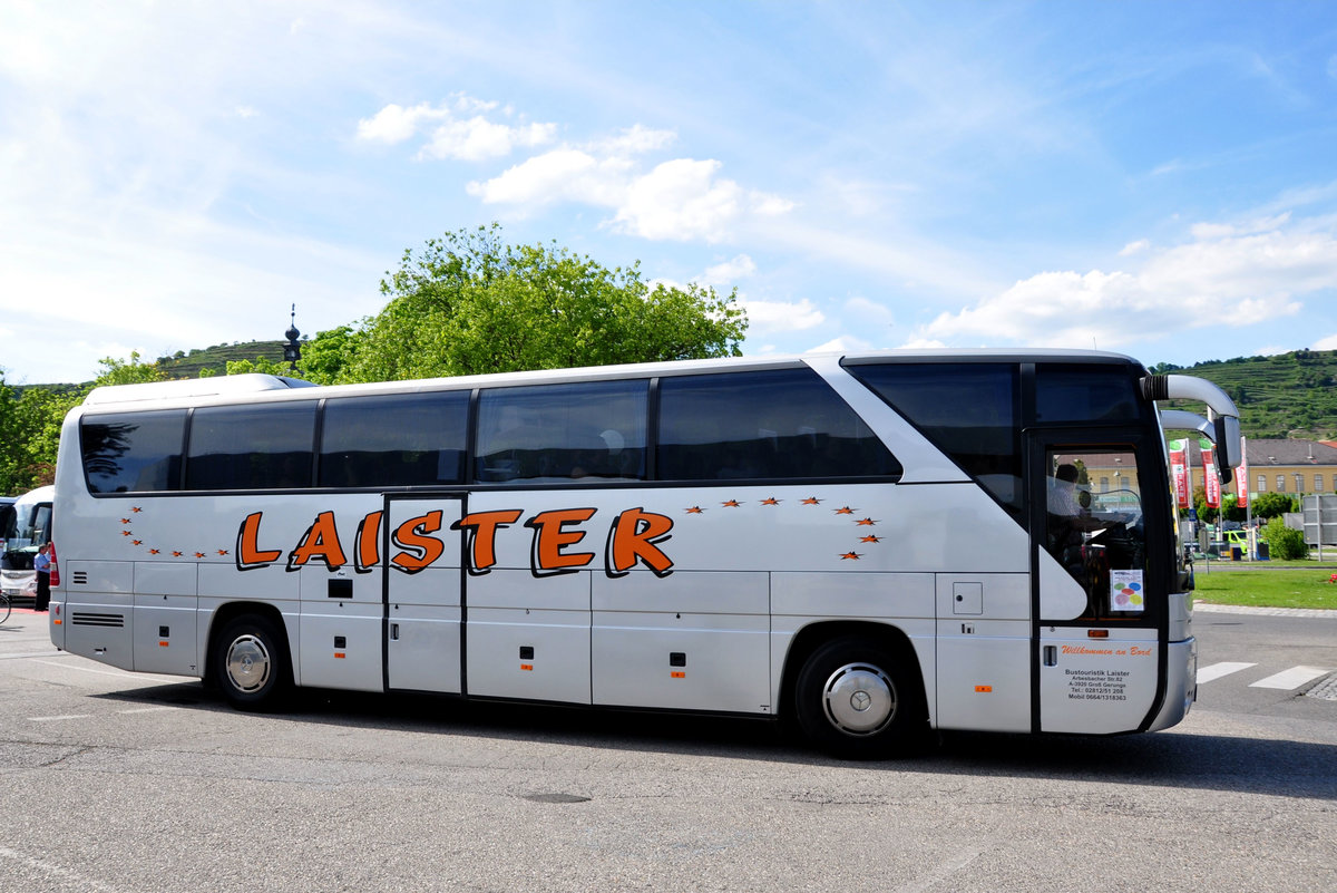 Mercedes Tourismo von Laister Reisen aus sterreich in Krems gesehen.