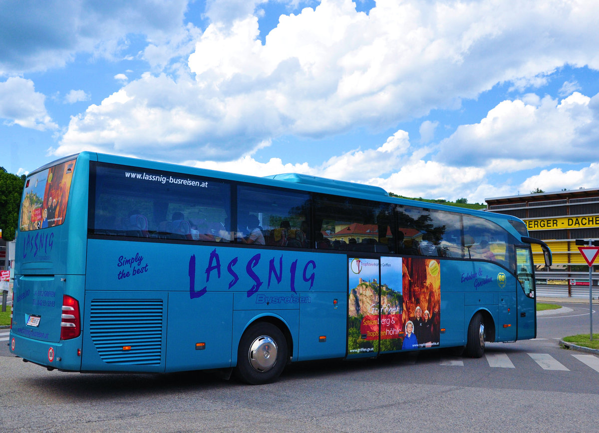 Mercedes Tourismo von Lassnig Reisen aus sterreich in Krems gesehen.