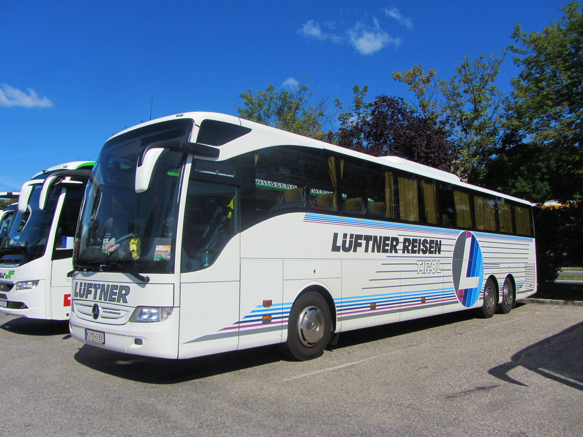 Mercedes Tourismo von Lftner Reisen aus sterreich in Krems gesehen.