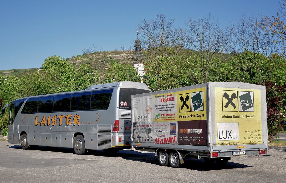 Mercedes Tourismo mit Radanhnger von Laister Reisen aus sterreich in Krems gesehen.