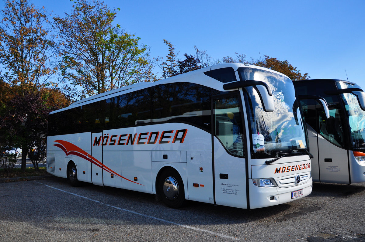 Mercedes Tourismo von Mseneder Reisen aus sterreich in Krems gesehen.