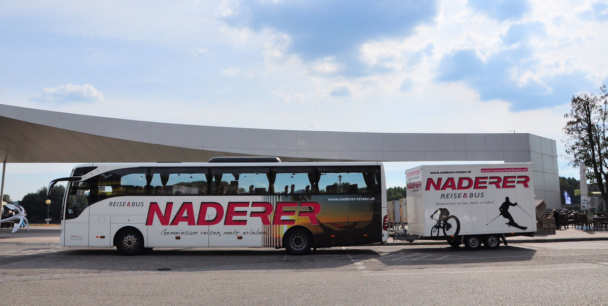 Mercedes Tourismo von Naderer Reisen mit Radanhnger in Krems.