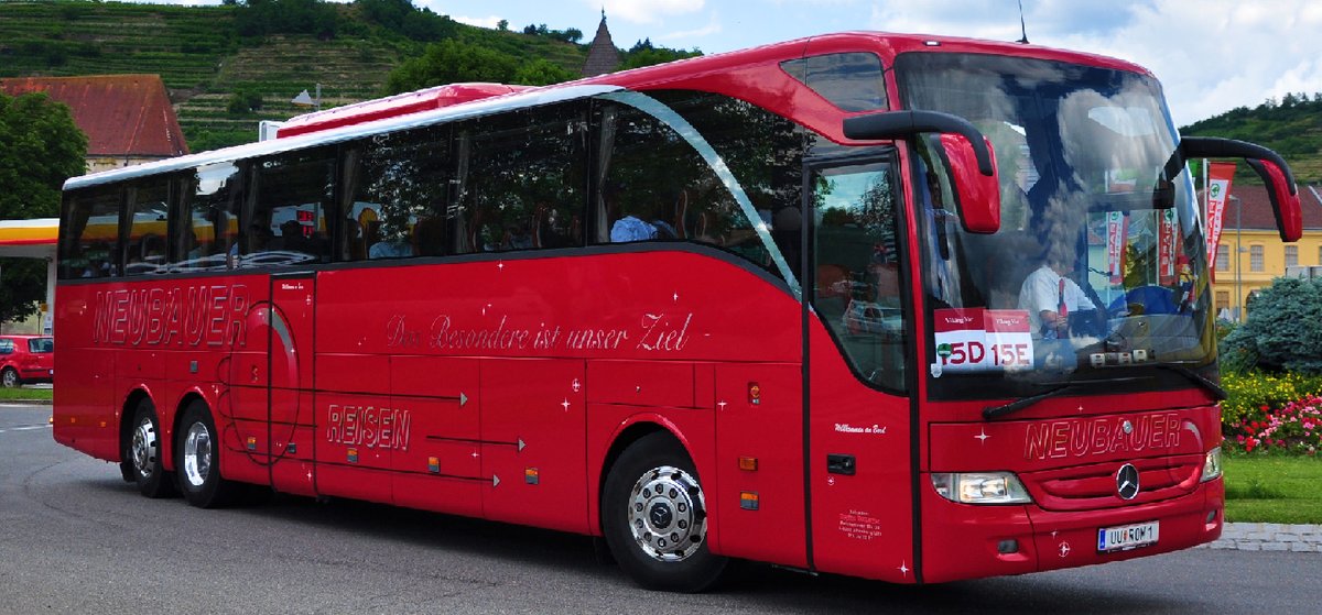 Mercedes Tourismo von Neubauer Reisen aus Obersterreich in Krems gesehen.