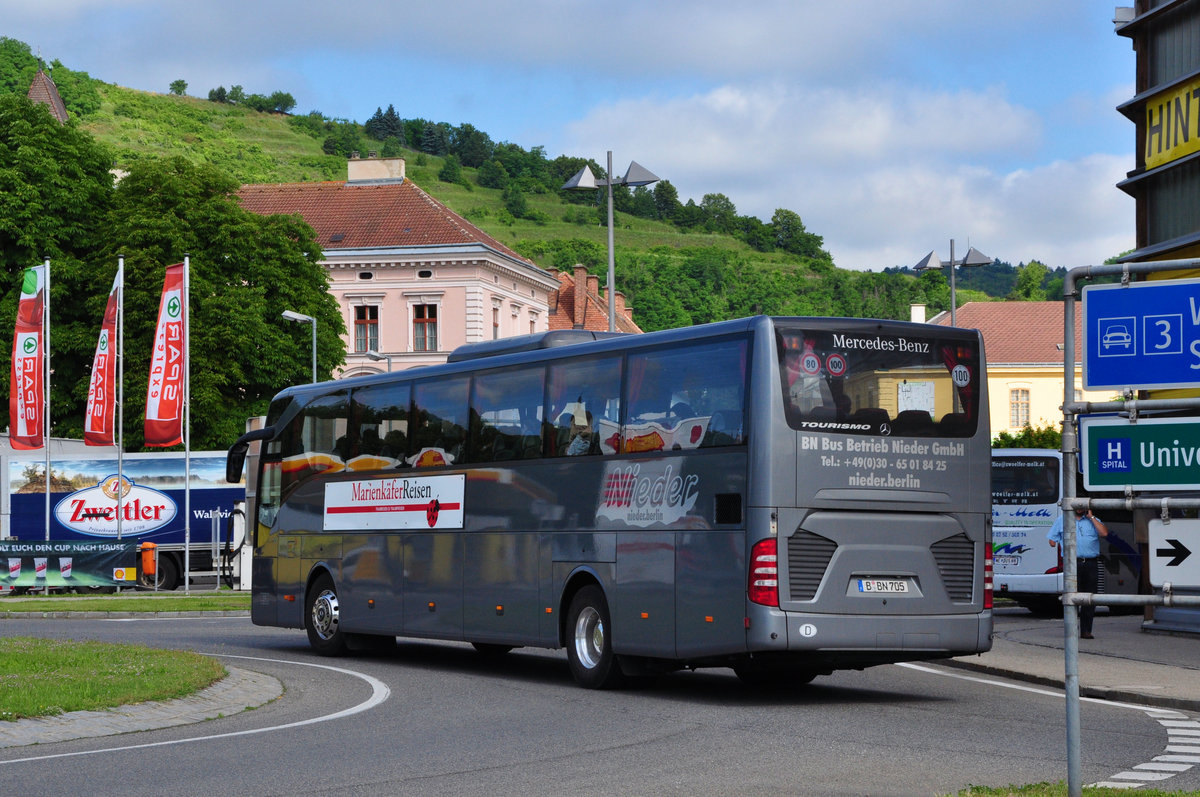 Mercedes Tourismo von Nieder  Marienkfer Reisen  aus der BRD in Krems gesehen.