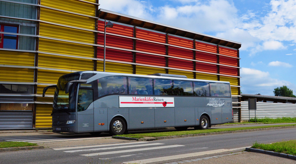 Mercedes Tourismo von Nieder  Marienkfer Reisen  aus der BRD in Krems gesehen.