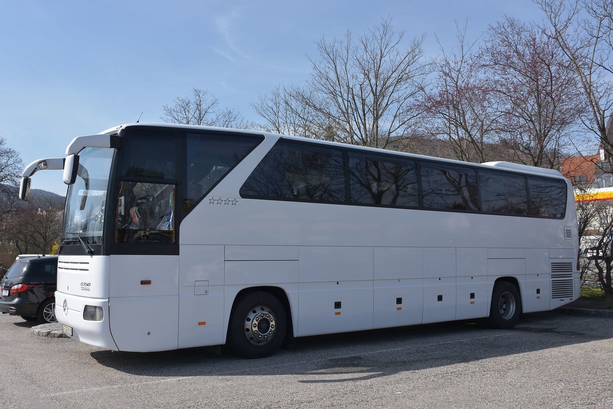 Mercedes Tourismo (O 350) aus Ungarn in Krems.