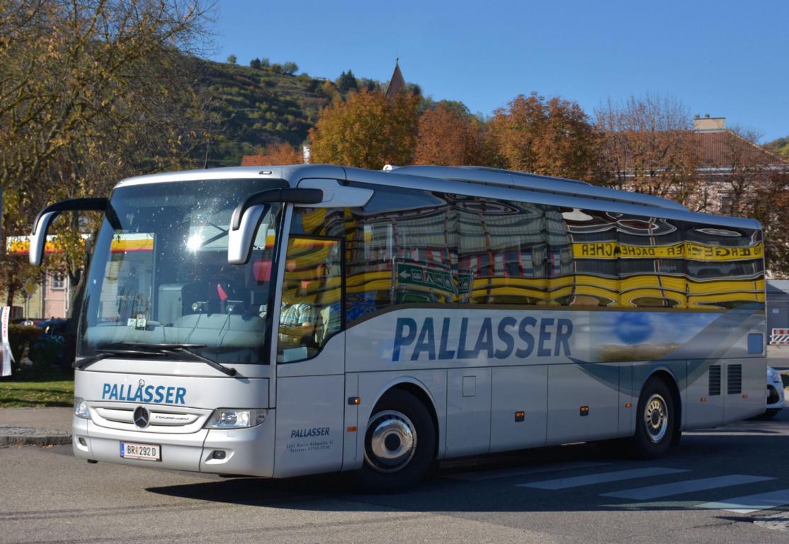 Mercedes Tourismo von PALLASSER Reisen aus sterreich 10/2017 in Krems.