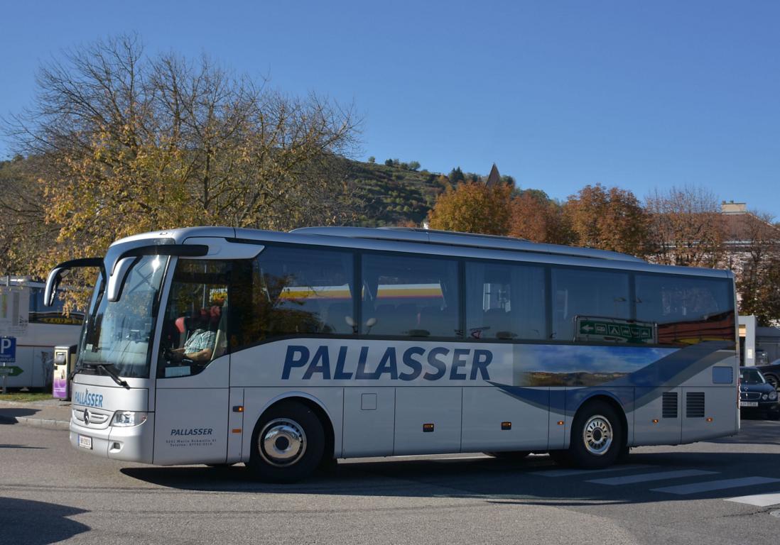 Mercedes Tourismo von PALLASSER Reisen aus sterreich 10/2017 in Krems.