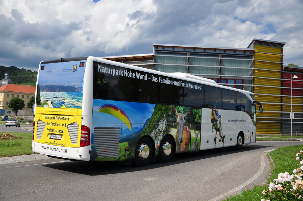 Mercedes Tourismo von Partsch Busreisen aus Niedersterreich in Krems gesehen.