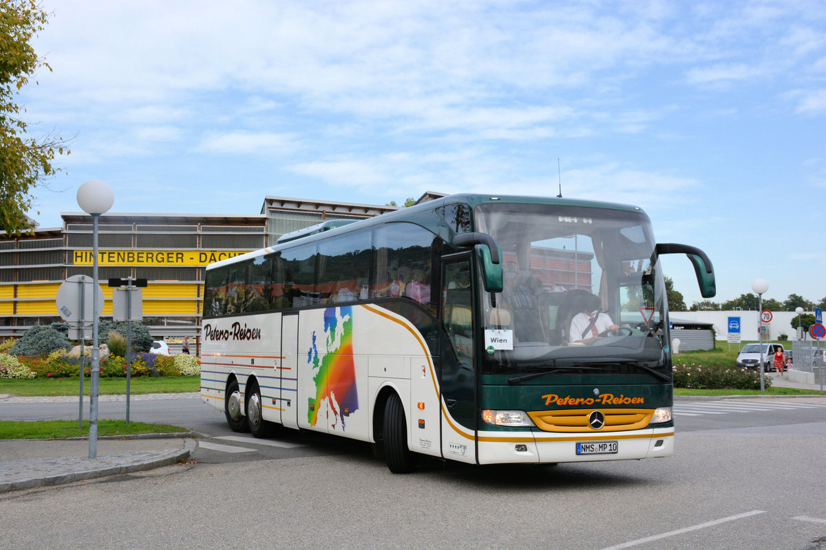 Mercedes Tourismo von Peters Reisen aus der bRD in Krems gesehen.