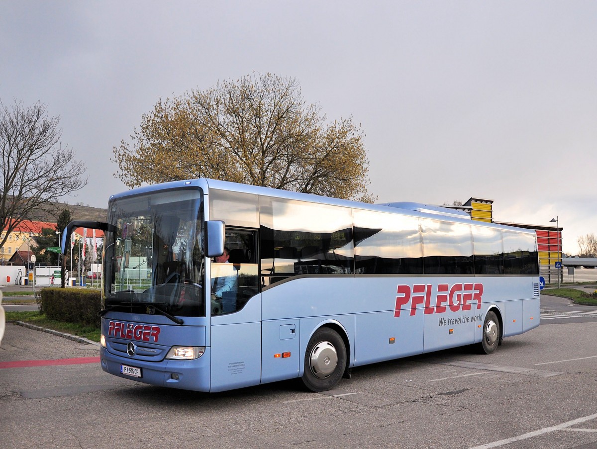 Mercedes Tourismo von Pfleger Reisen aus sterreich am 6.4.2015 in Krems.