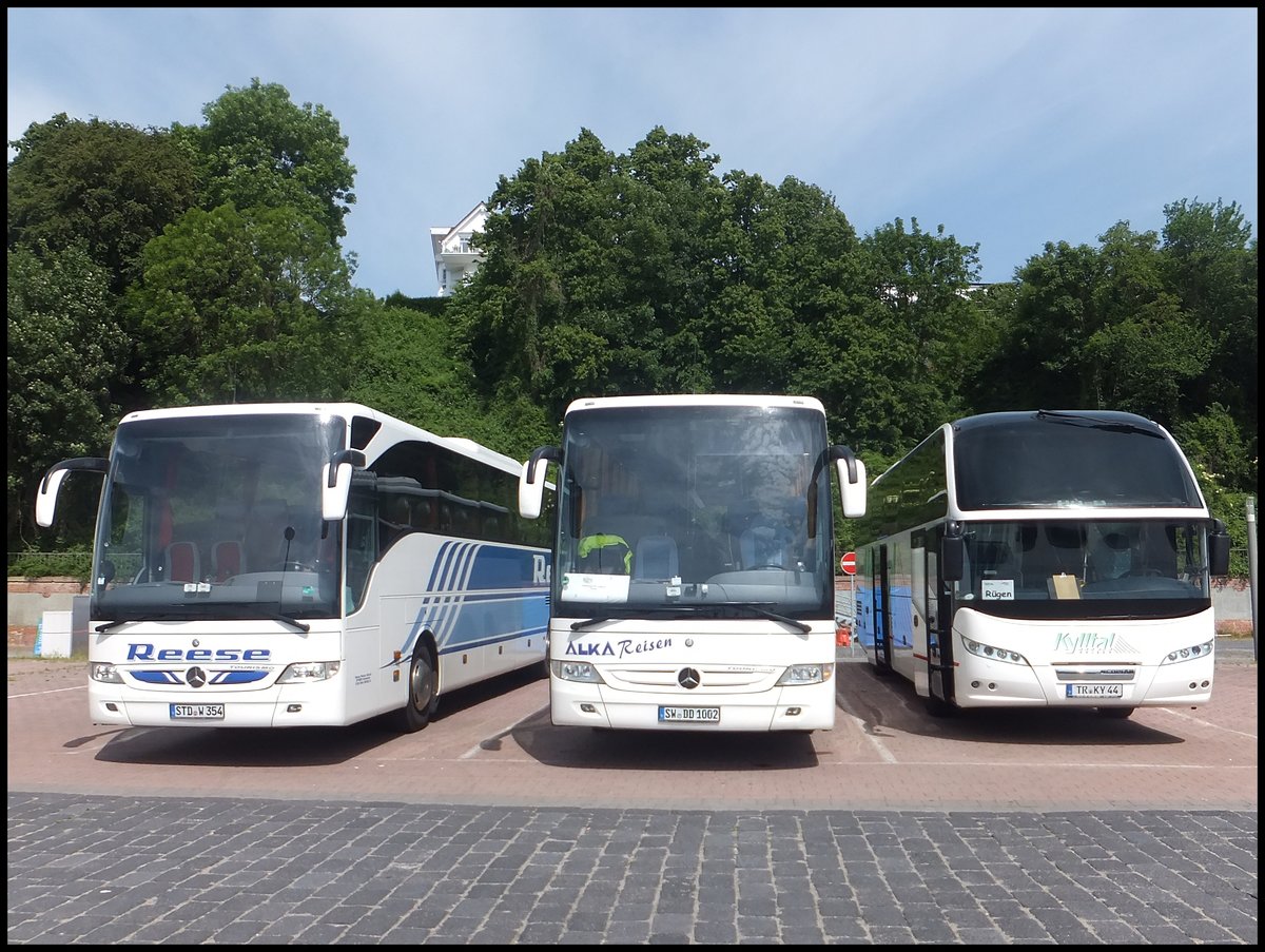 Mercedes Tourismo von Reese Reisen aus Deutschland und Mrcedes Tourismo von Alka Reisen aus Deutschland un Neoplan Cityliner von Kylltal Reisen aus Deutschland im Stadthafen Sassnitz. 