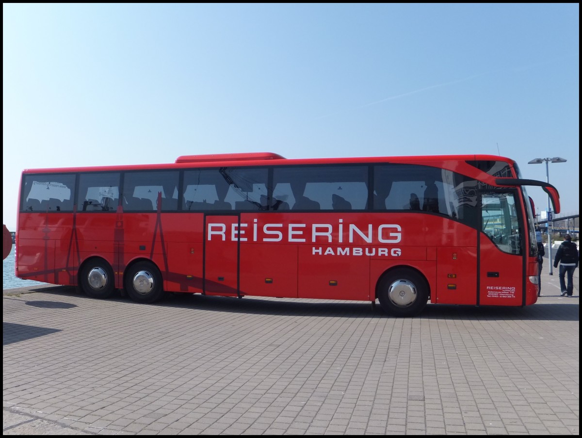 Mercedes Tourismo vom Reisering Hamburg aus Deutschland im Stadthafen Sassnitz.