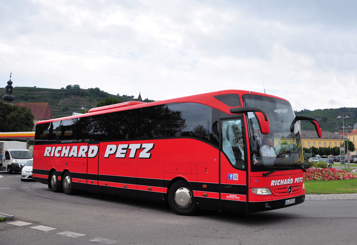 Mercedes Tourismo von Richard Petz Reisen aus der BRD in Krems gesehen.