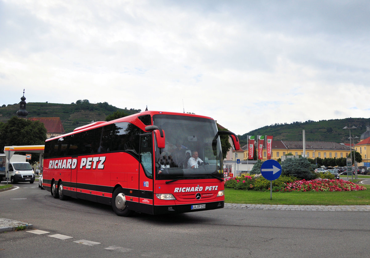 Mercedes Tourismo von Richard Petz Reisen aus der BRD in Krems gesehen.