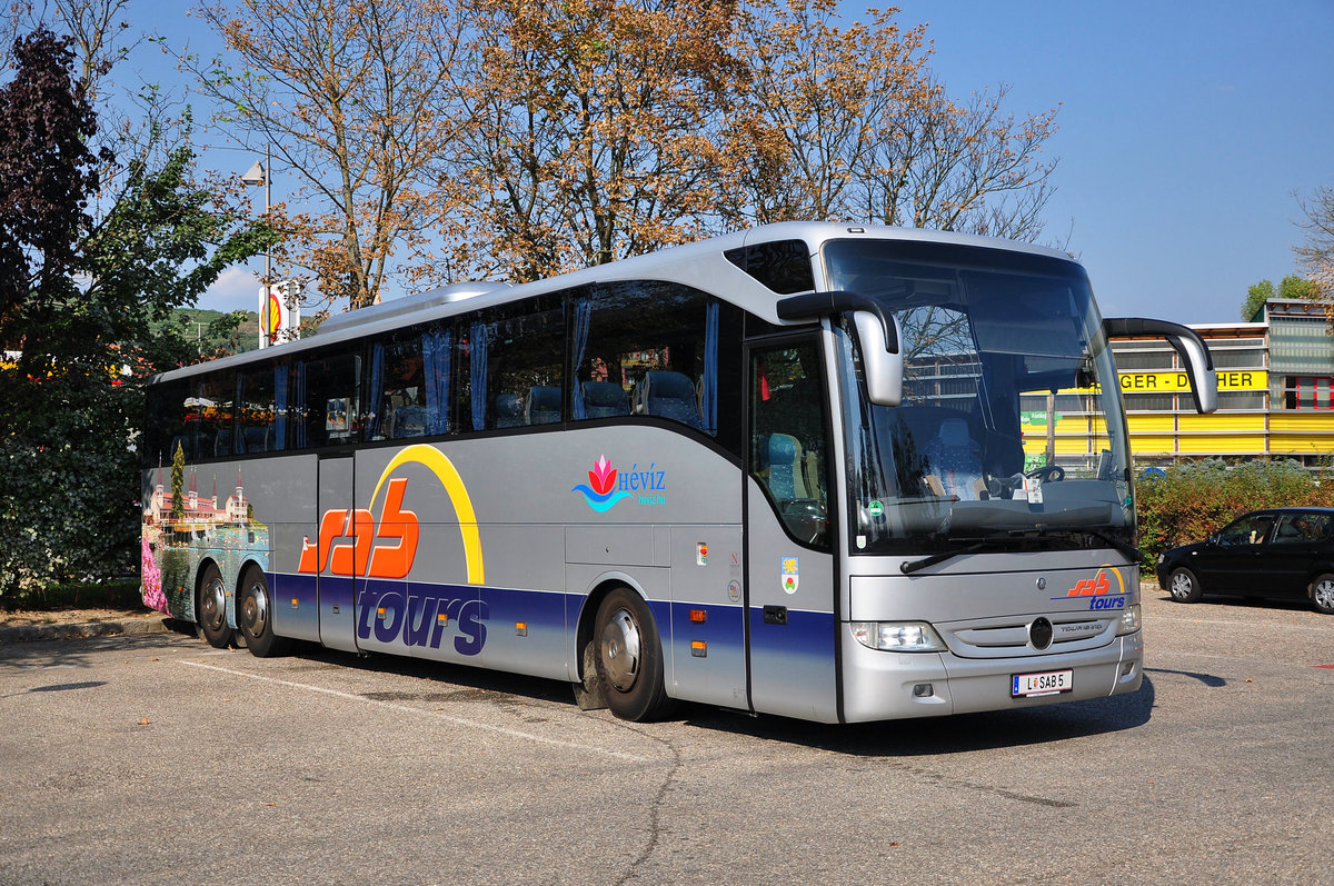 Mercedes Tourismo von SAB Tours aus sterreich in Krems gesehen.