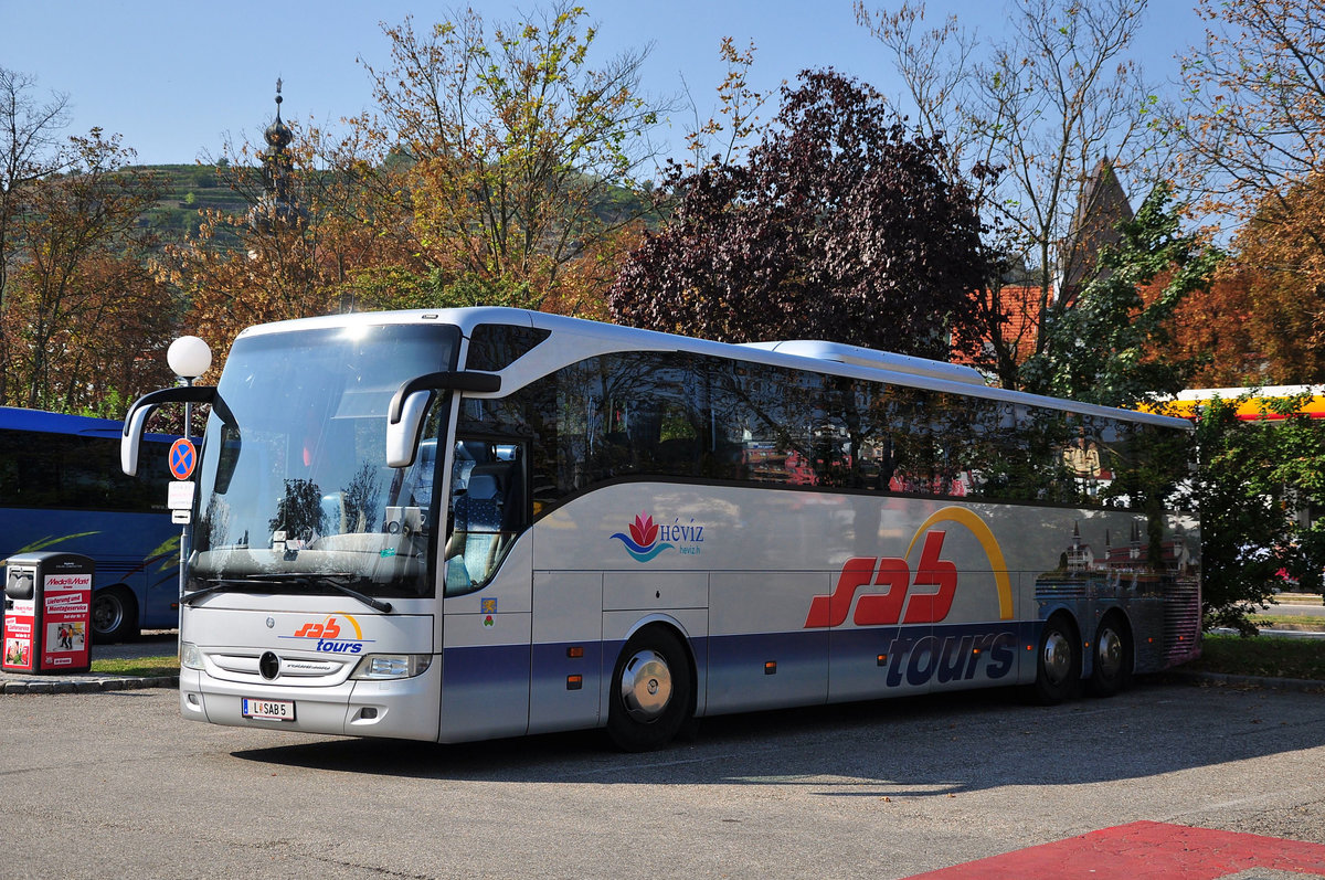 Mercedes Tourismo von SAB Tours aus sterreich in Krems gesehen.