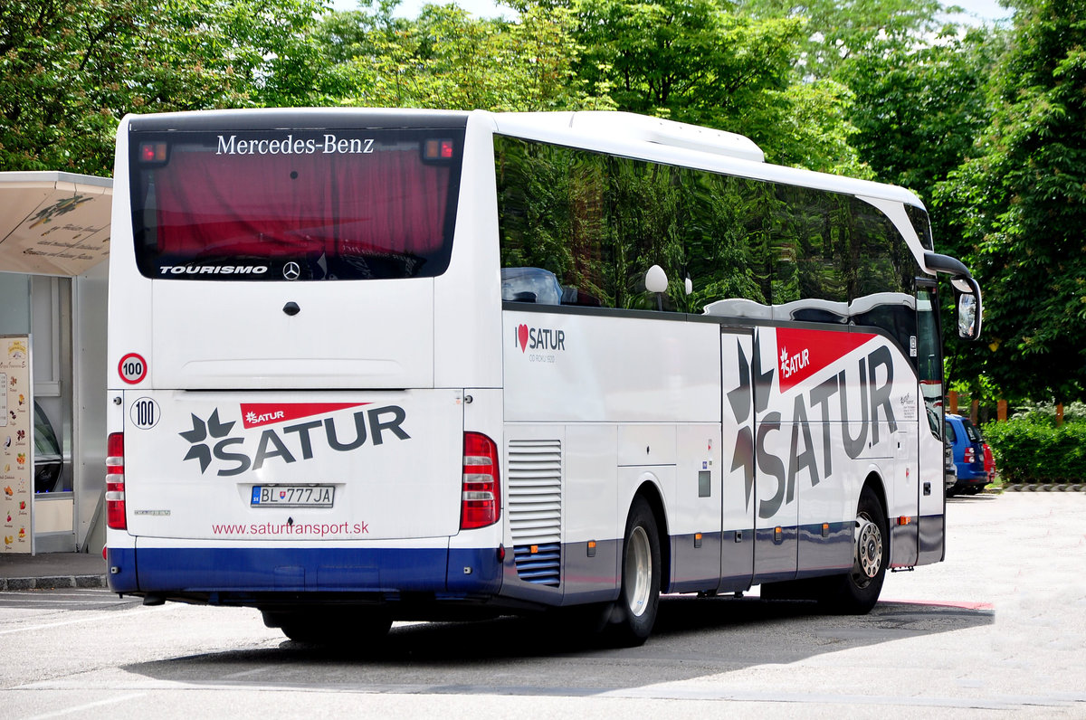 Mercedes Tourismo von Satur Reisen aus der SK in Krems gesehen.